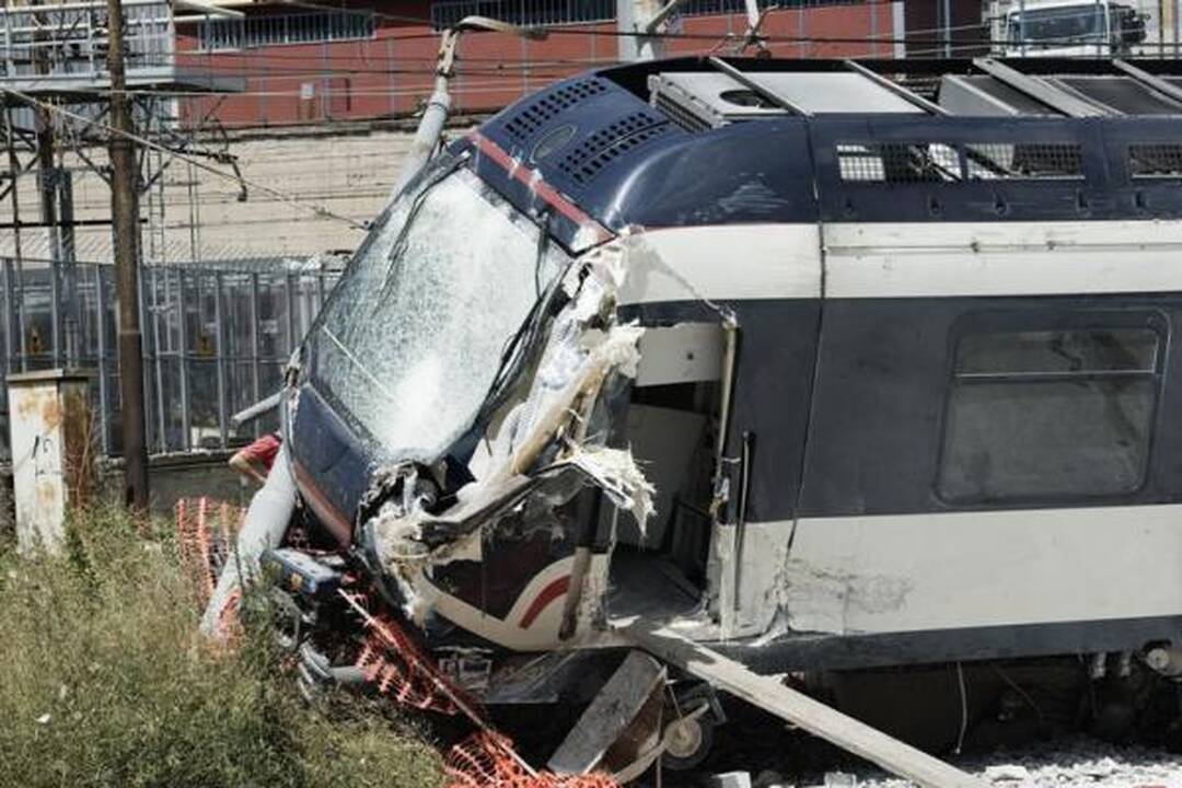 Italijoje traukinys nuvažiavo nuo bėgių