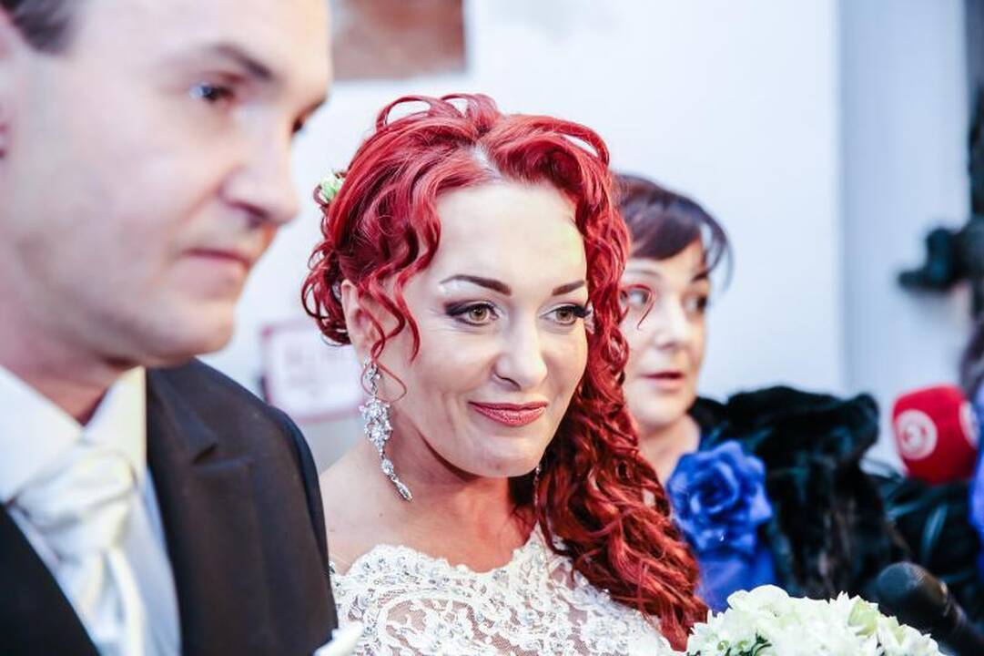Ištekėjusiai Dž. Butkutei palinkėjo susilaukti 12 vaikų