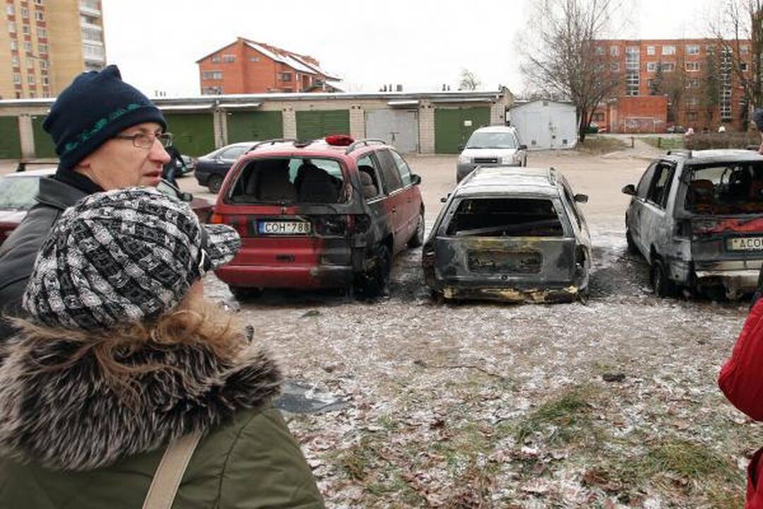 Kaune viename kieme degė trys automobiliai. Įtariamas padegimas (papildyta) 