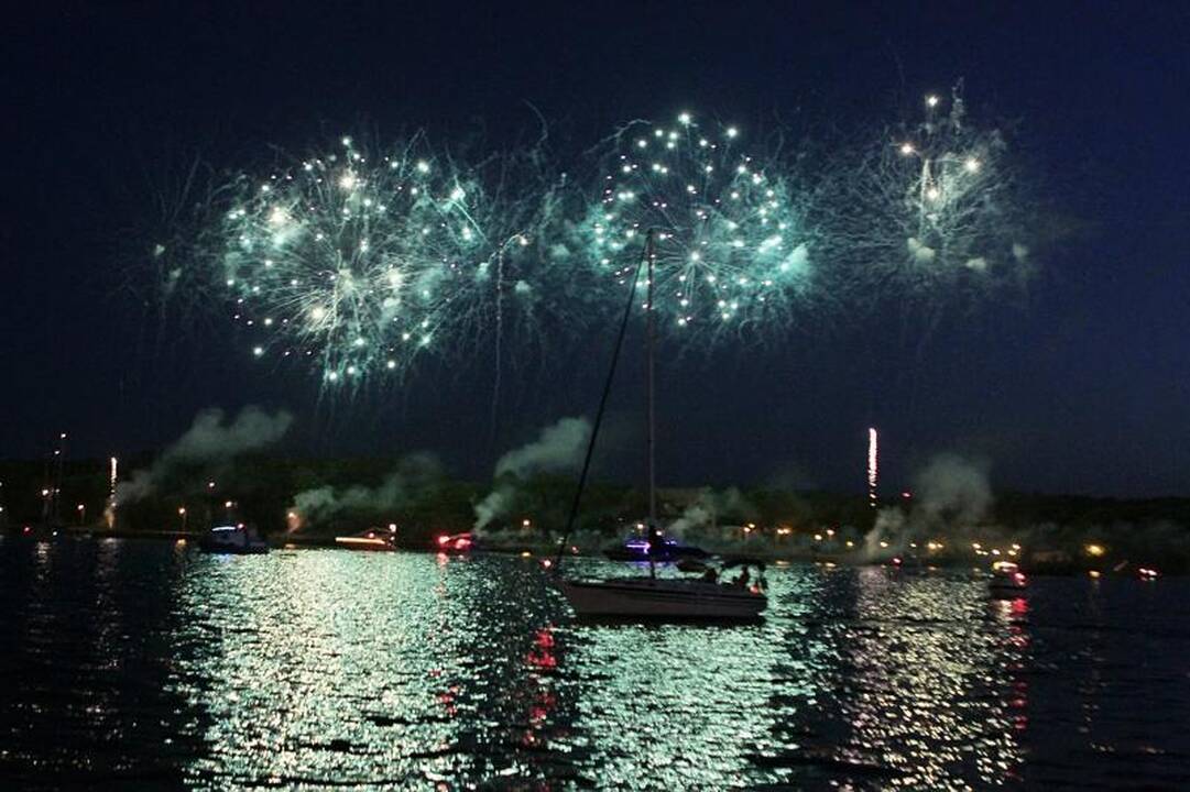 Klaipėdos laivų paradą papuošė fejerverkas   
