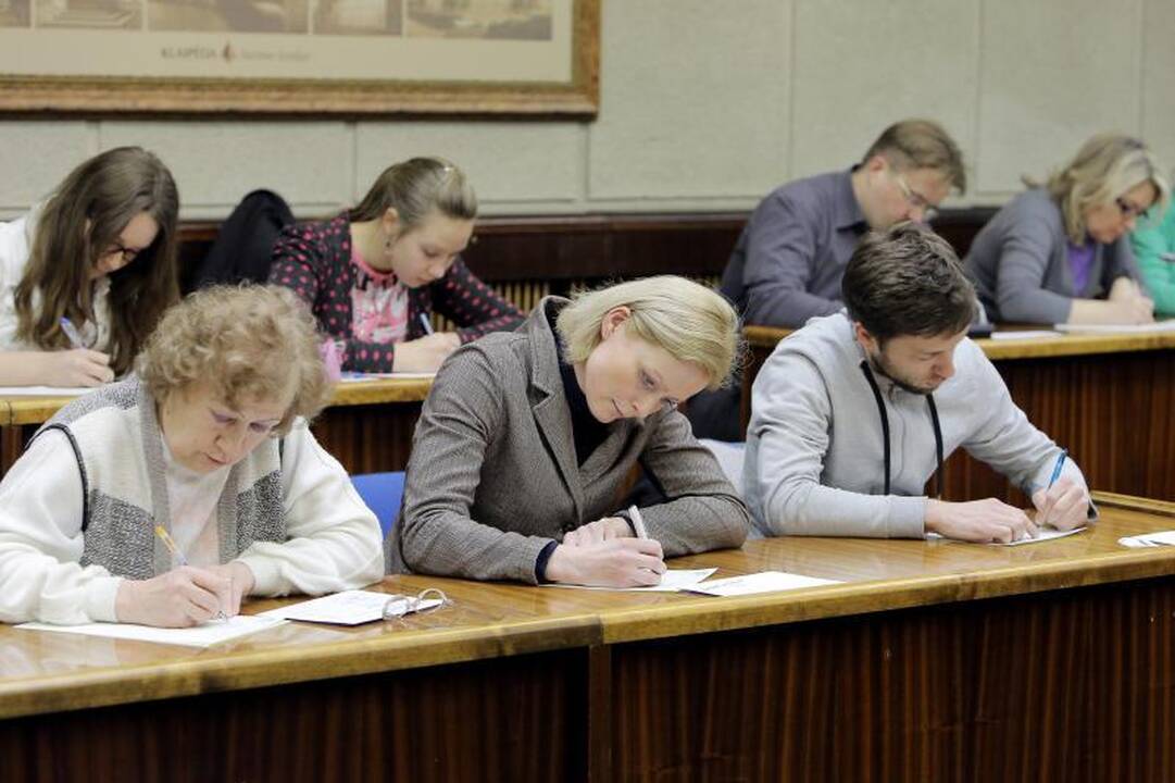 Klaipėdiečiai piktinosi – nacionalinį diktantą skaitė per greitai 