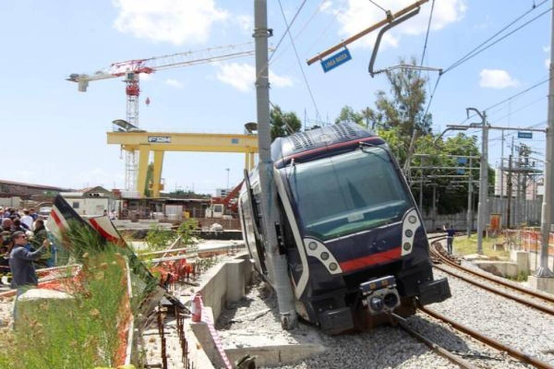 Italijoje traukinys nuvažiavo nuo bėgių