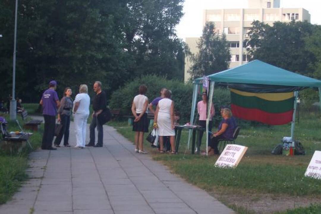Badautojai parašų rinkimo akciją perkėlė į sostinės gatves