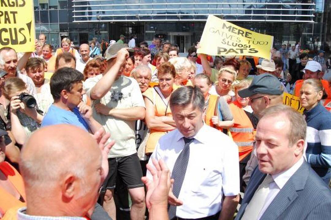 Miesto tvarkytojai: mere, gatves tuoj šluosi pats! (papildyta)
