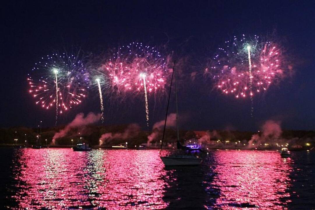 Klaipėdos laivų paradą papuošė fejerverkas   