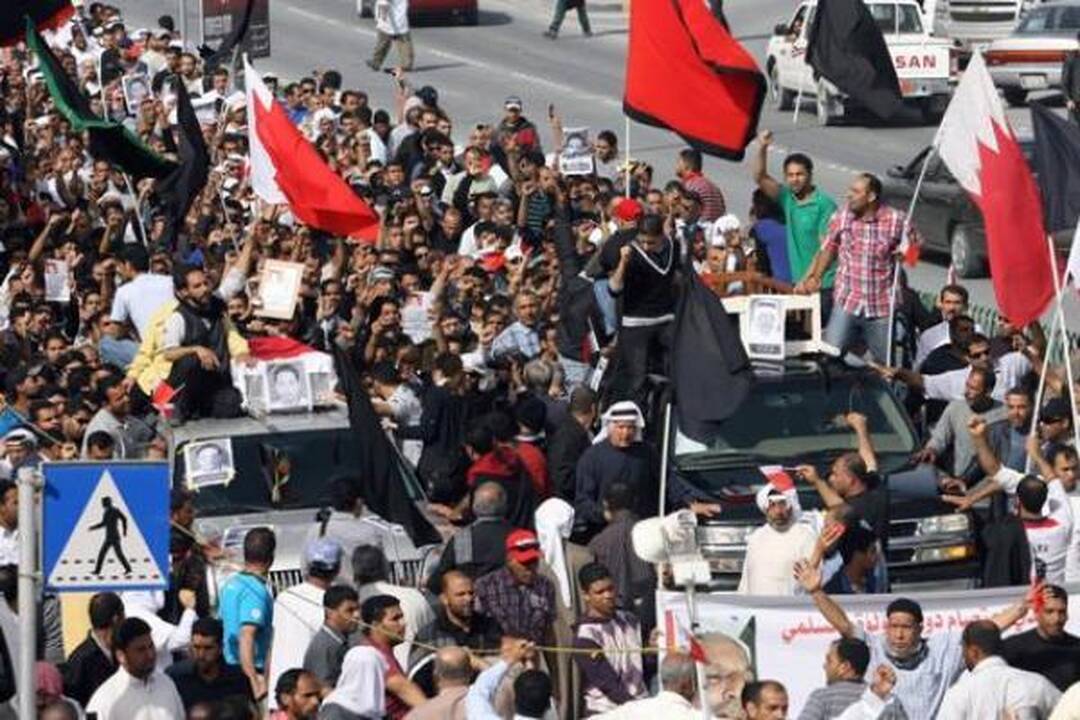 Bahreine tūkstančiai žmonių susirinko į žuvusių demonstrantų laidotuves