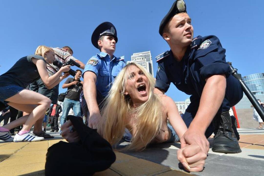 Čempionato finalo belaukiant – nuogalių protestas prieš A.Lukašenką