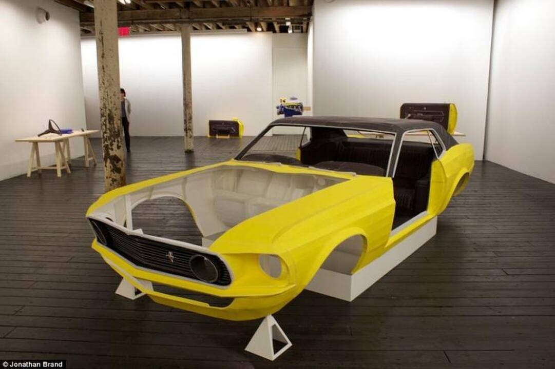 Iš popieriaus pagamintas natūralaus dydžio 1969 m. „Ford Mustang“