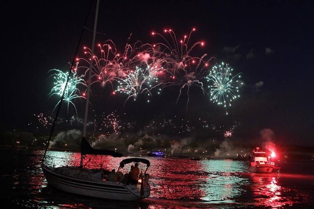 Klaipėdos laivų paradą papuošė fejerverkas   
