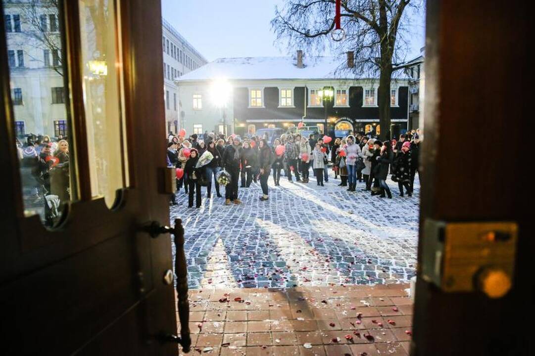 Ištekėjusiai Dž. Butkutei palinkėjo susilaukti 12 vaikų