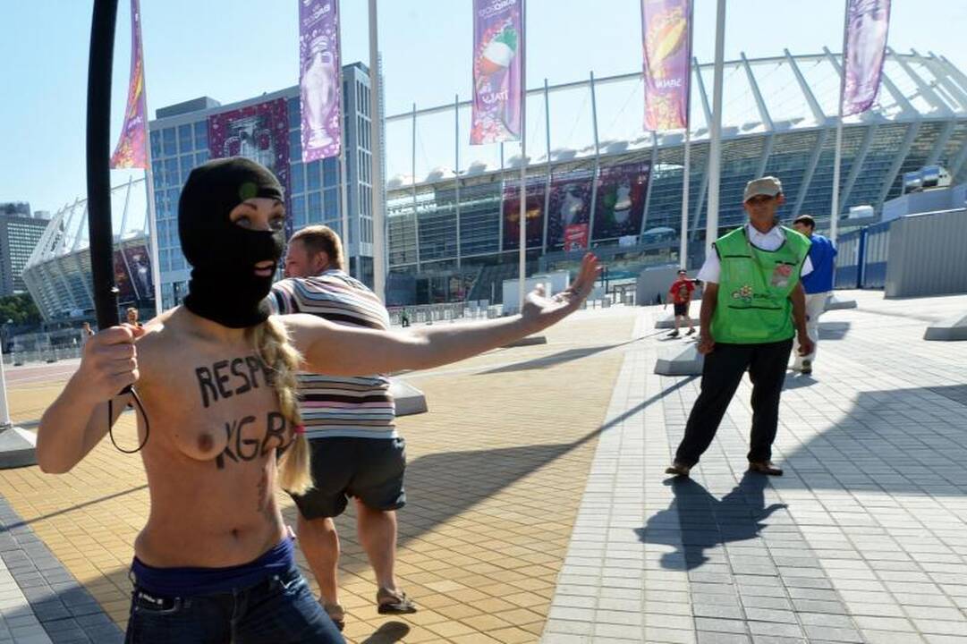 Čempionato finalo belaukiant – nuogalių protestas prieš A.Lukašenką