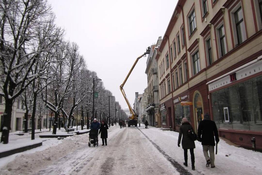 Nuo stogų styrantys varvekliai jau grūmoja praeiviams