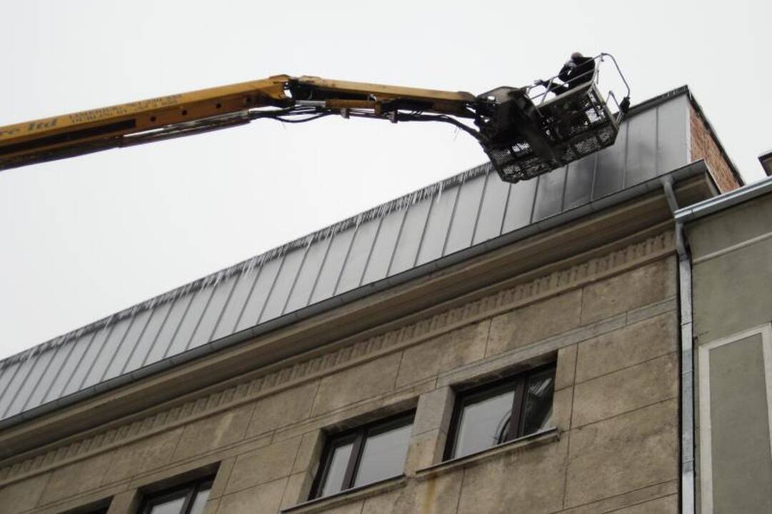 Nuo stogų styrantys varvekliai jau grūmoja praeiviams