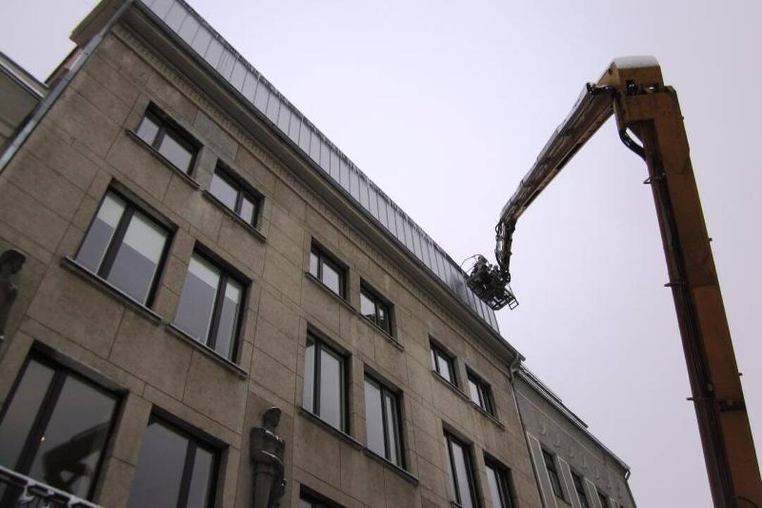Nuo stogų styrantys varvekliai jau grūmoja praeiviams