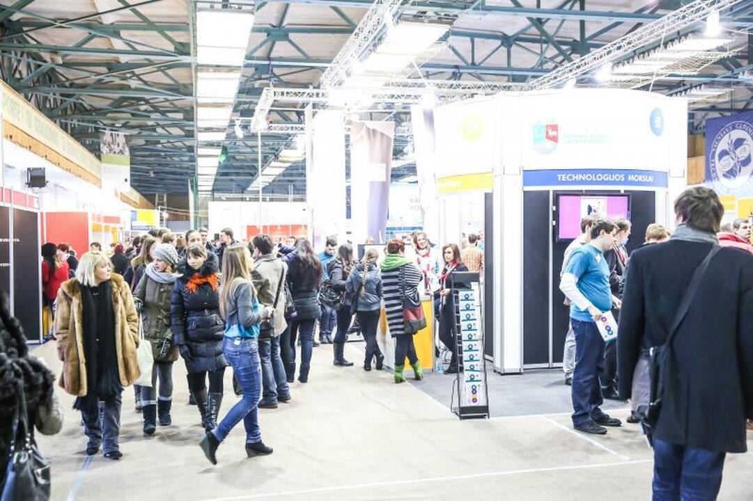 Aukštųjų mokyklų mugėje moksleivius labiausiai domino nemokami mokslai