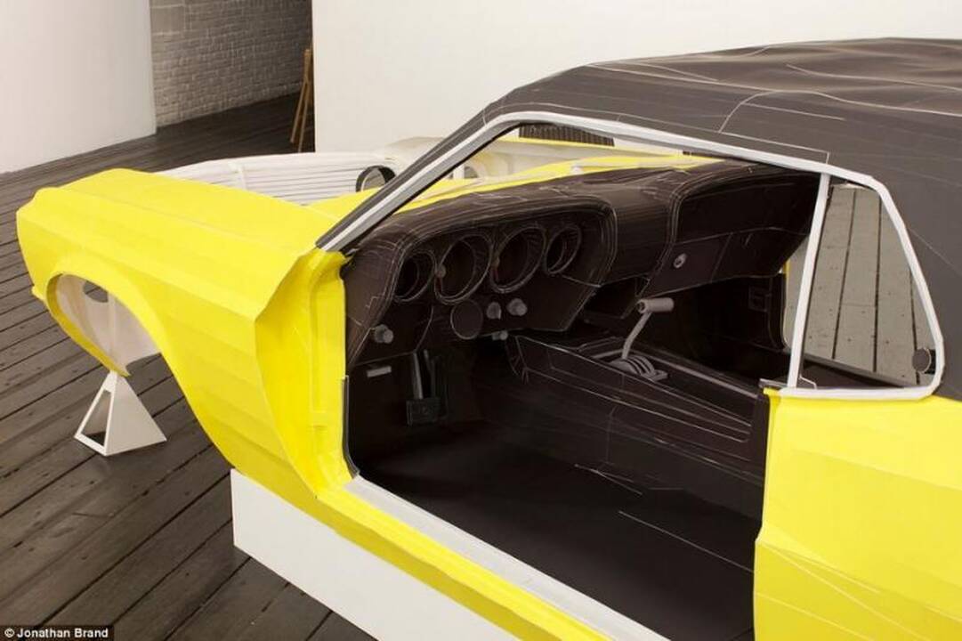 Iš popieriaus pagamintas natūralaus dydžio 1969 m. „Ford Mustang“