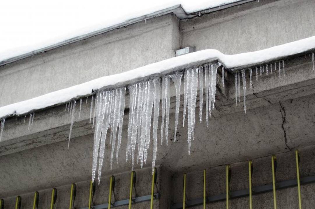 Nuo stogų styrantys varvekliai jau grūmoja praeiviams