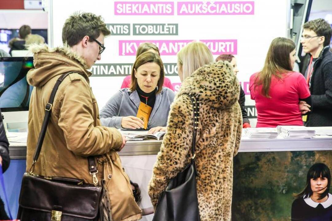 Aukštųjų mokyklų mugėje moksleivius labiausiai domino nemokami mokslai