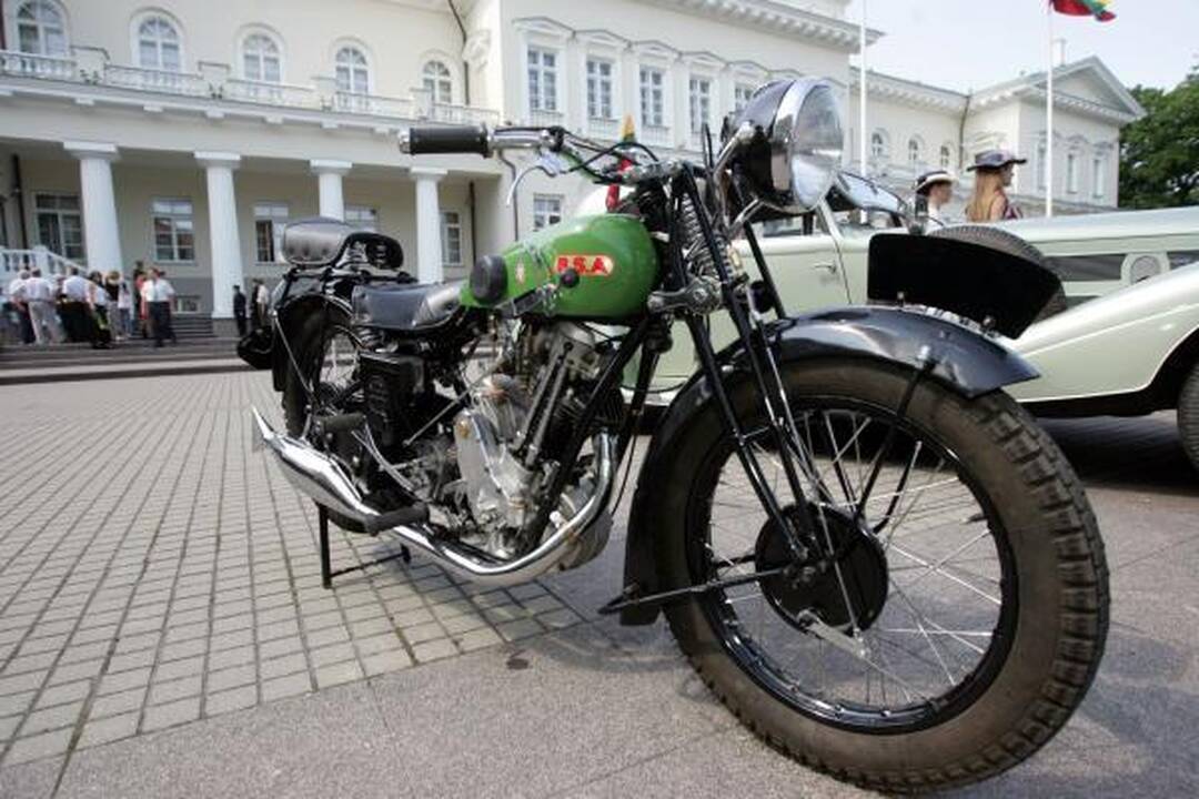 Po istorines Lietuvos vietas - senoviniais automobiliais