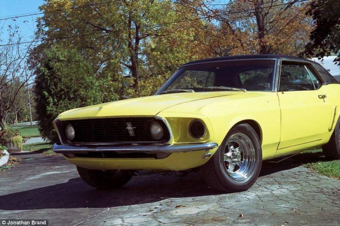 Iš popieriaus pagamintas natūralaus dydžio 1969 m. „Ford Mustang“
