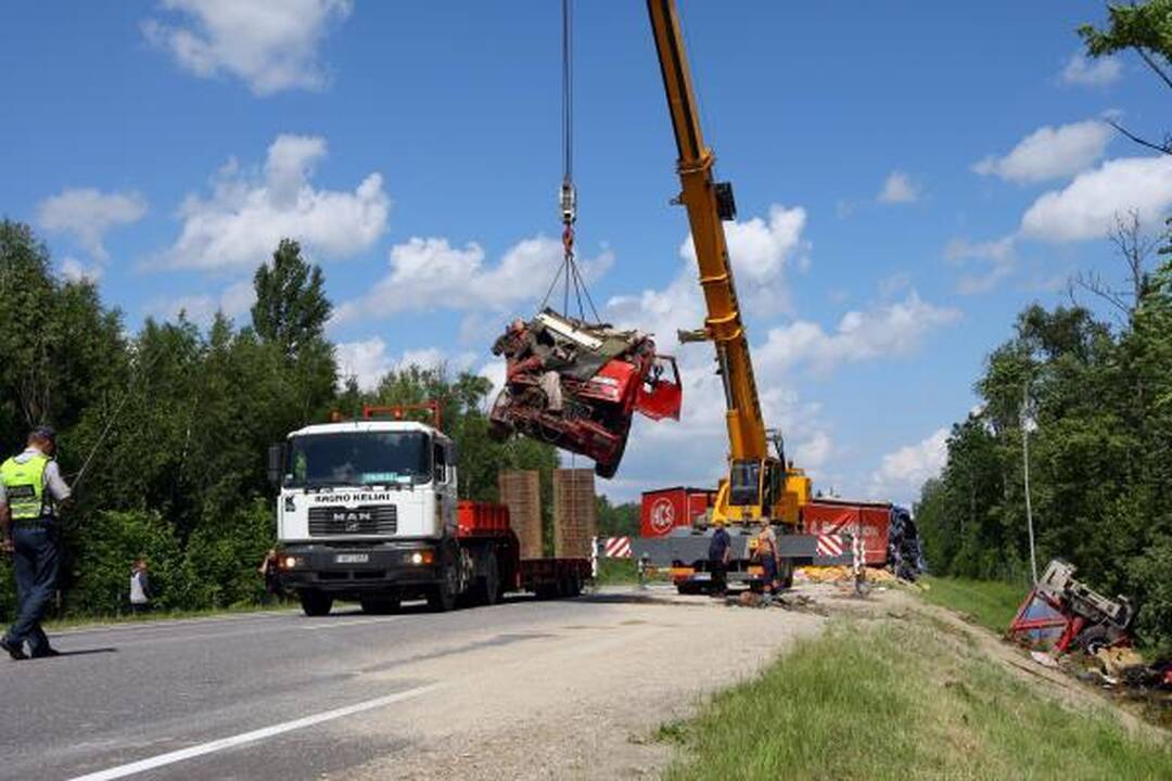 Greitkelyje kaktomuša susidūrė vilkikas ir savivartis, žuvo keleivis 