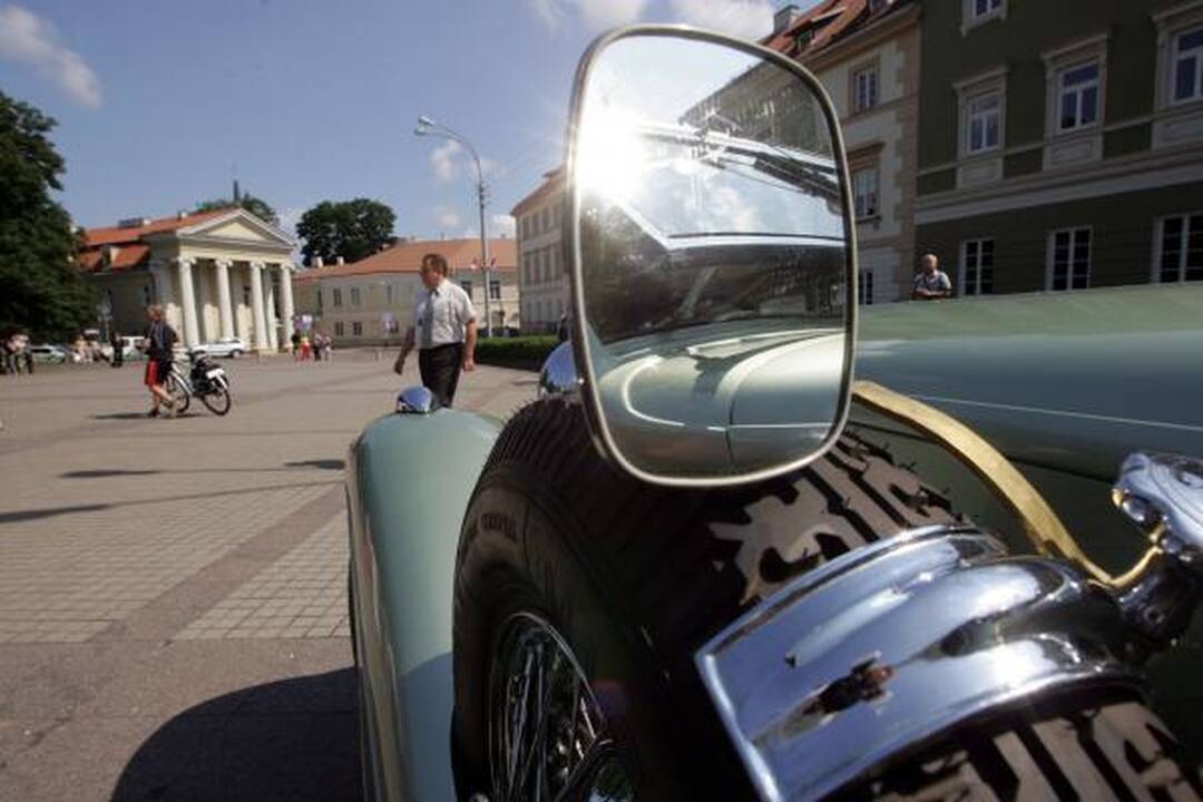 Po istorines Lietuvos vietas - senoviniais automobiliais