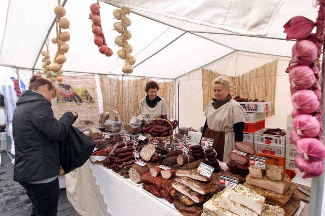 Tautų mugėje – sūriai, kailiai ir folklorinės tautų dainos