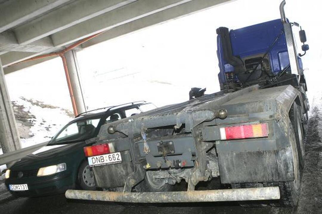 Kaune savivartis pakeltu kėbulu nepralindo po viaduku