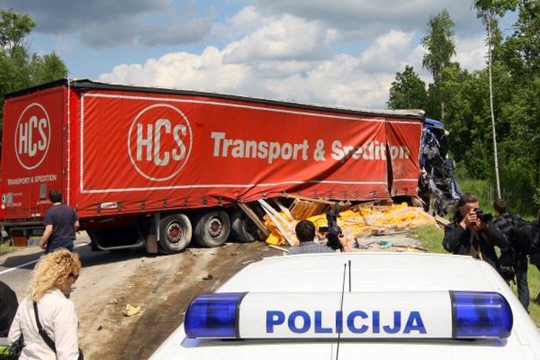 Greitkelyje kaktomuša susidūrė vilkikas ir savivartis, žuvo keleivis 