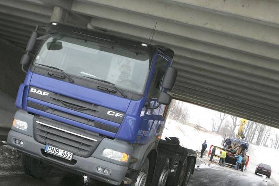 Kaune savivartis pakeltu kėbulu nepralindo po viaduku