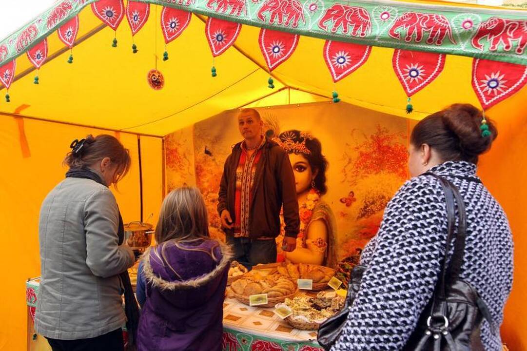 Tautų mugėje – sūriai, kailiai ir folklorinės tautų dainos
