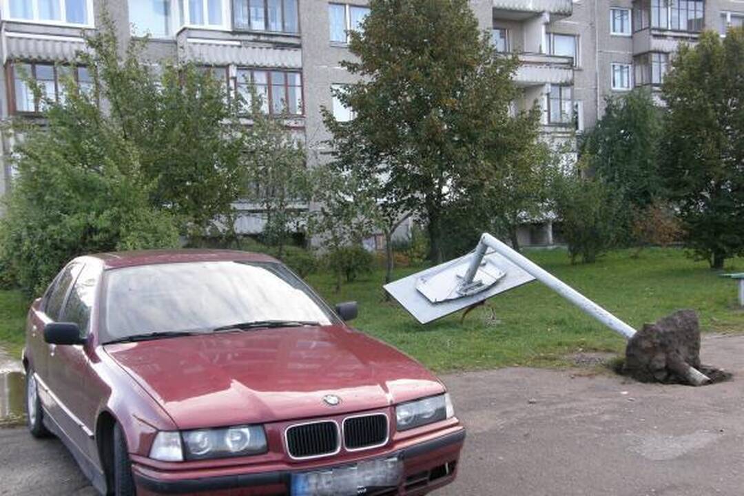 Dėl automobilių stovėjimo aikštelės nugriovė krepšinio stovą