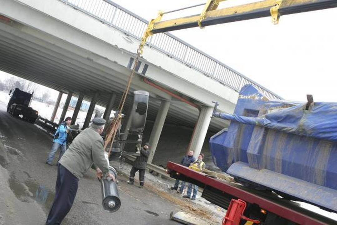 Kaune savivartis pakeltu kėbulu nepralindo po viaduku
