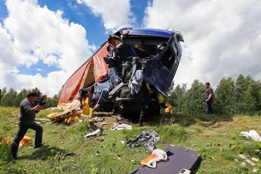 Greitkelyje kaktomuša susidūrė vilkikas ir savivartis, žuvo keleivis 