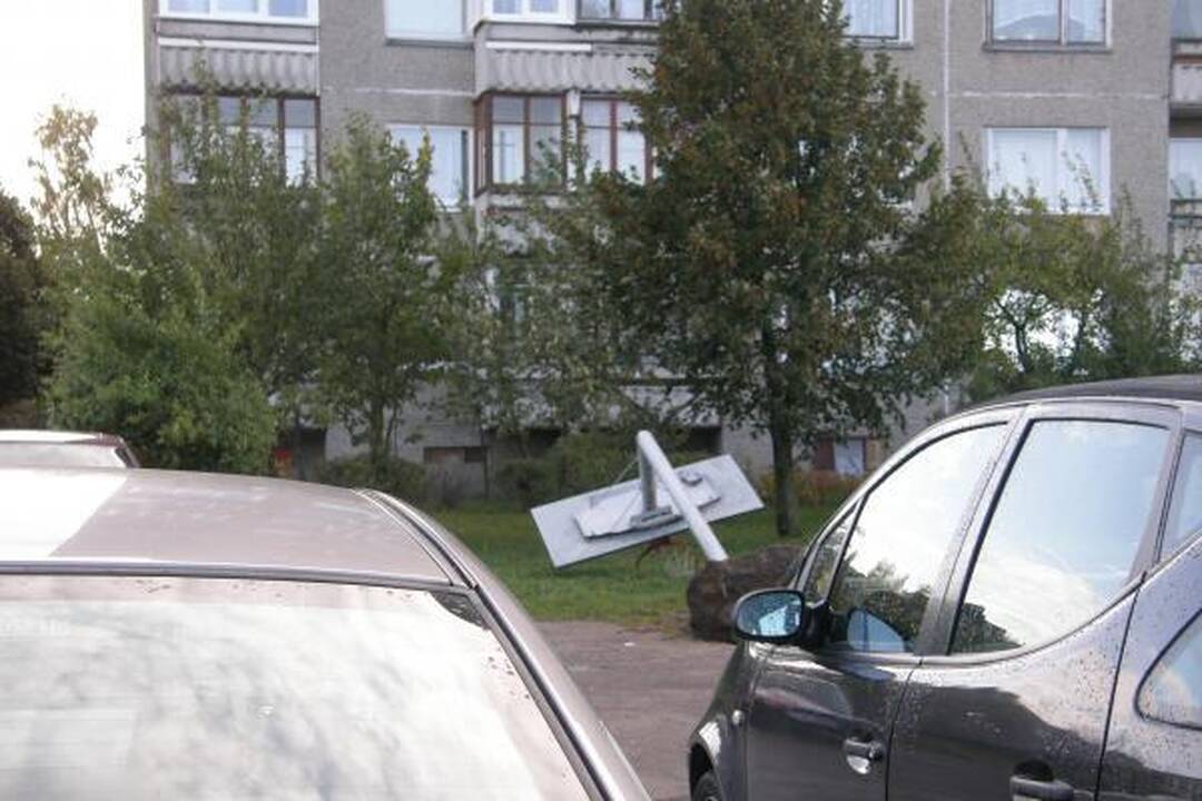 Dėl automobilių stovėjimo aikštelės nugriovė krepšinio stovą