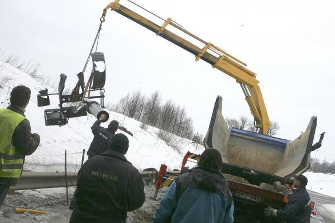 Kaune savivartis pakeltu kėbulu nepralindo po viaduku