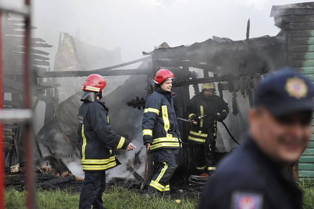 Sukrėtimas Žaliakalnyje: ugnis suniokojo tris namus
