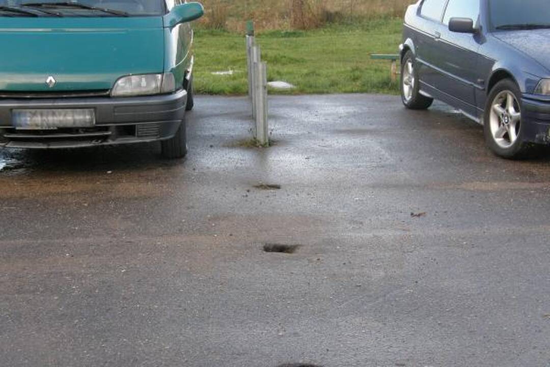 Dėl automobilių stovėjimo aikštelės nugriovė krepšinio stovą