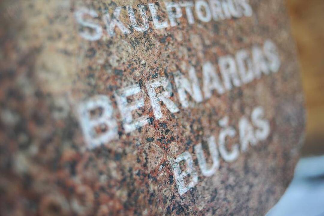 Kaune atidengtas atminimo ženklas skulptoriui B.Bučui