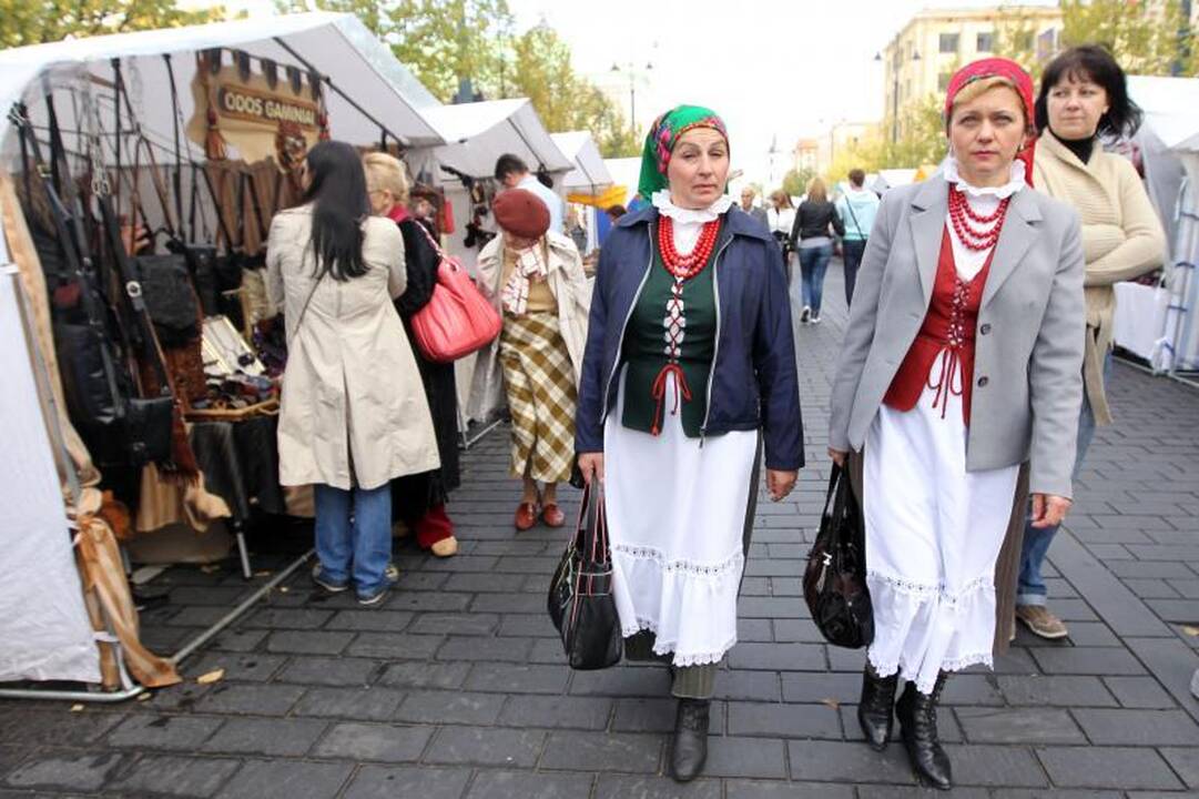 Tautų mugėje – sūriai, kailiai ir folklorinės tautų dainos