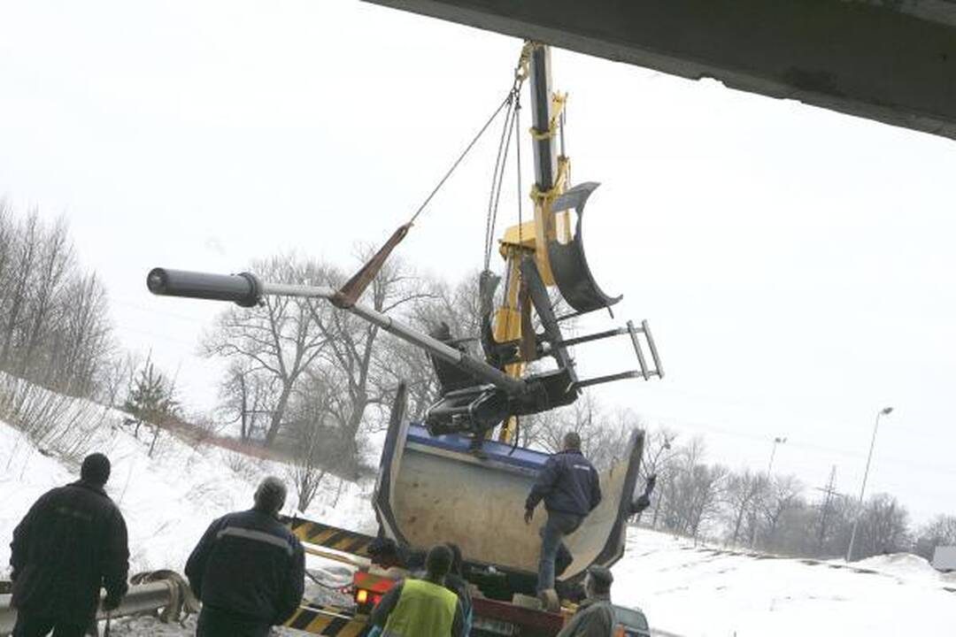 Kaune savivartis pakeltu kėbulu nepralindo po viaduku
