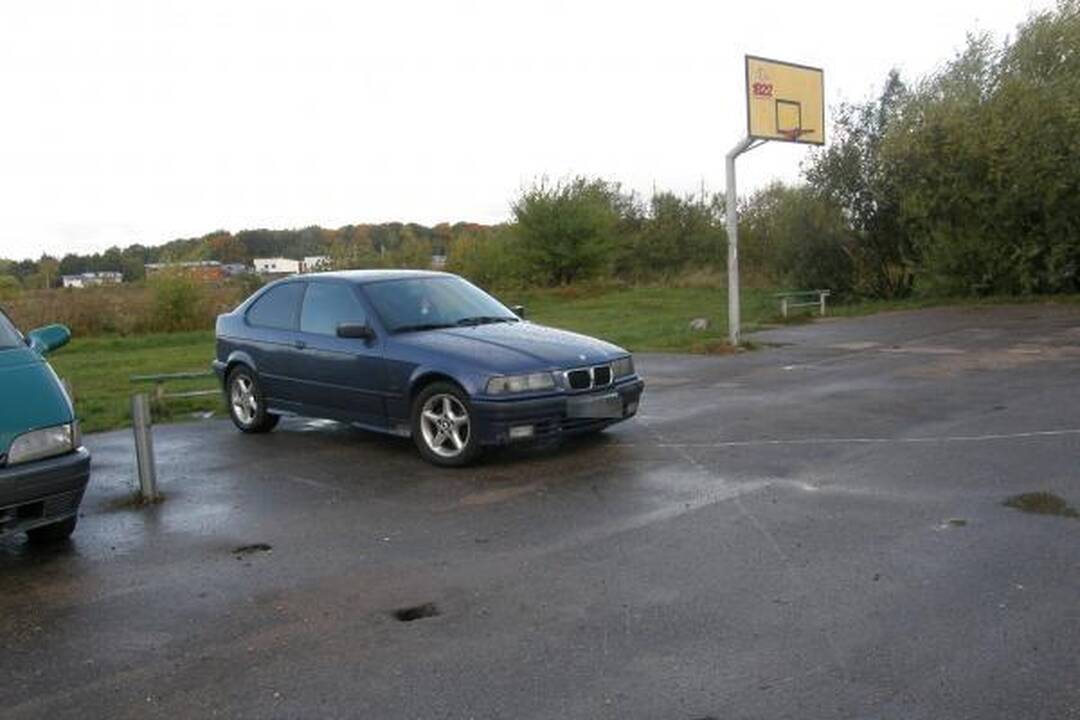 Dėl automobilių stovėjimo aikštelės nugriovė krepšinio stovą