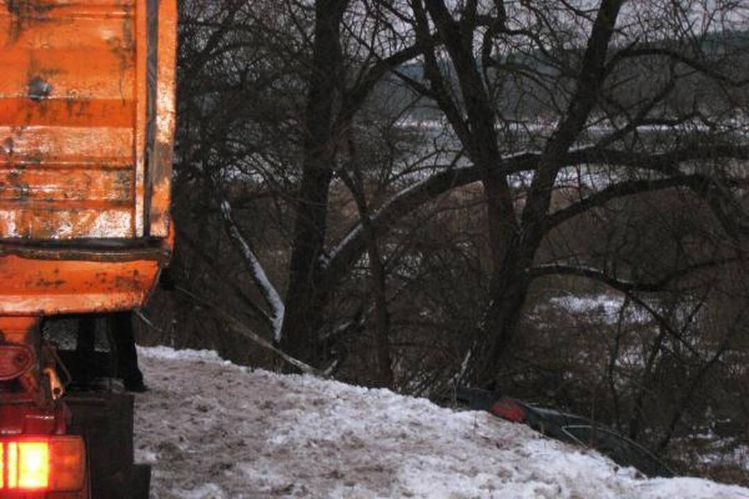 Kauno rajone nuo kelio nuslydo vilkikas ir automobilis (papildyta)