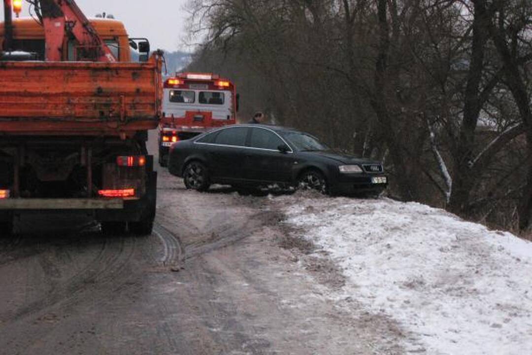 Kauno rajone nuo kelio nuslydo vilkikas ir automobilis (papildyta)
