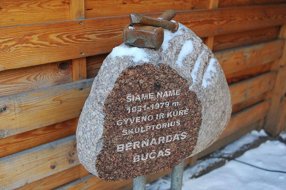 Kaune atidengtas atminimo ženklas skulptoriui B.Bučui