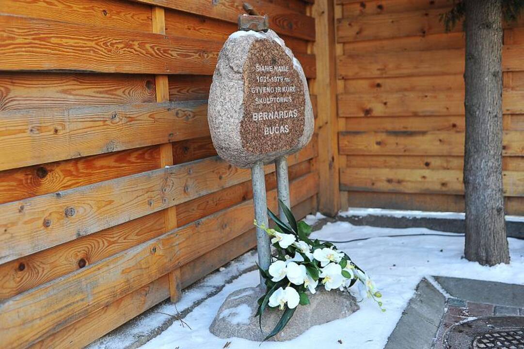 Kaune atidengtas atminimo ženklas skulptoriui B.Bučui