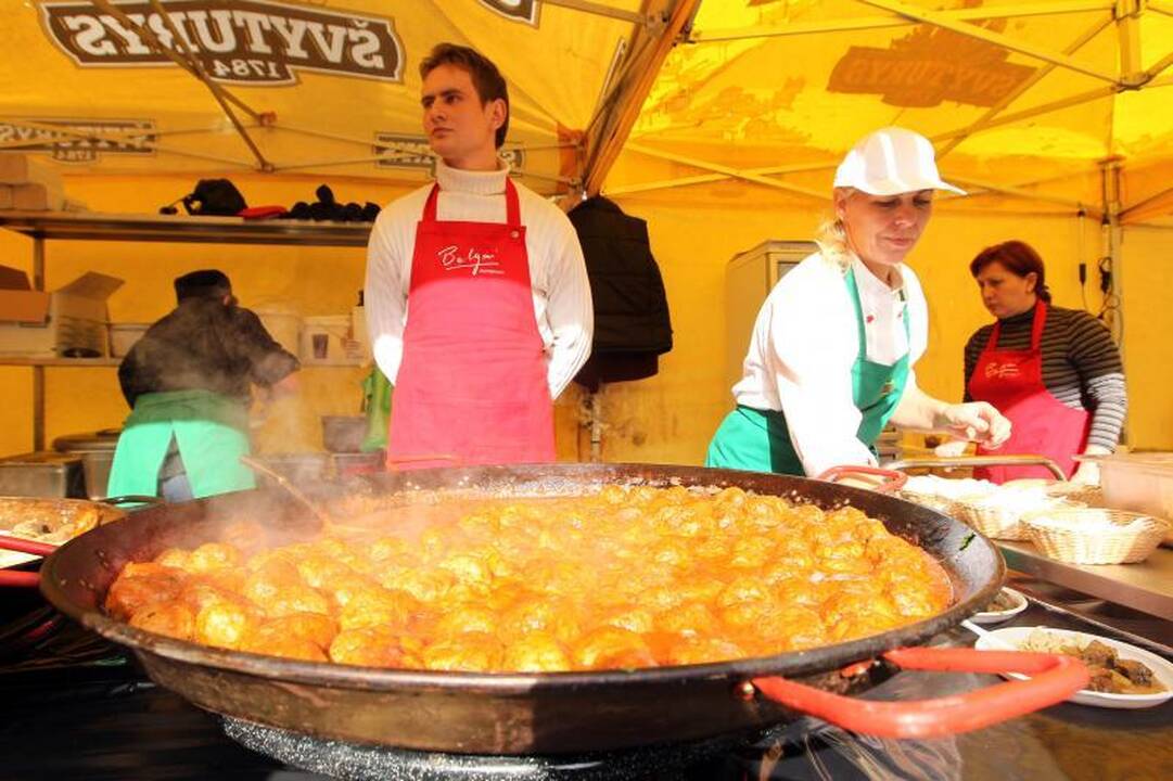 Tautų mugėje – sūriai, kailiai ir folklorinės tautų dainos