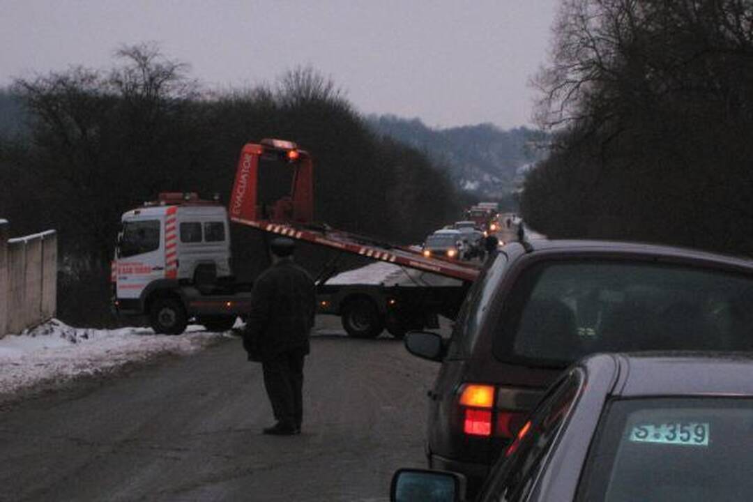 Kauno rajone nuo kelio nuslydo vilkikas ir automobilis (papildyta)
