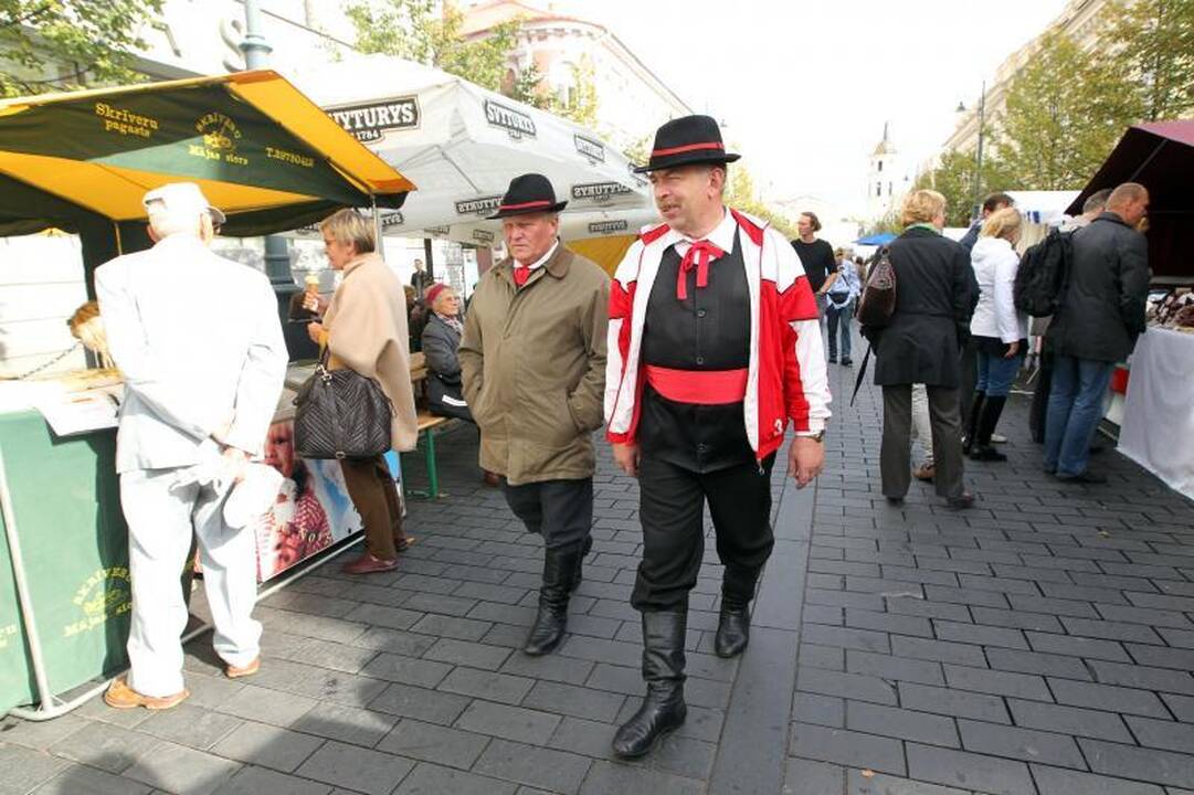 Tautų mugėje – sūriai, kailiai ir folklorinės tautų dainos