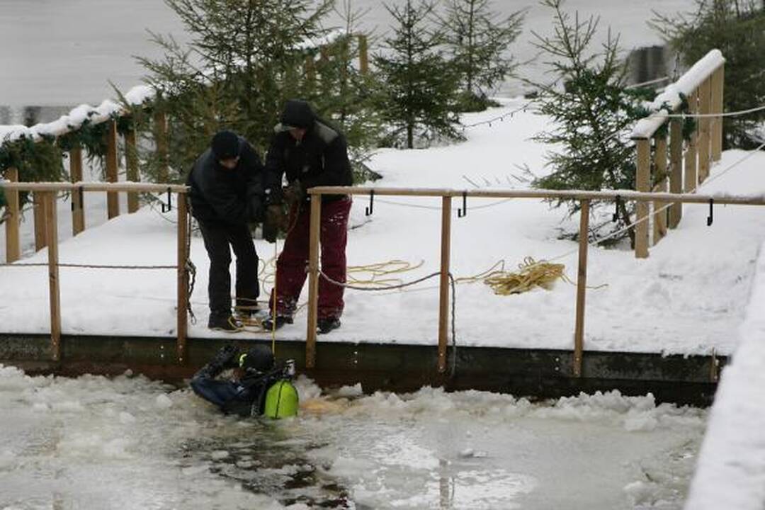 Iš Danės traukiamas nuskendęs laivas